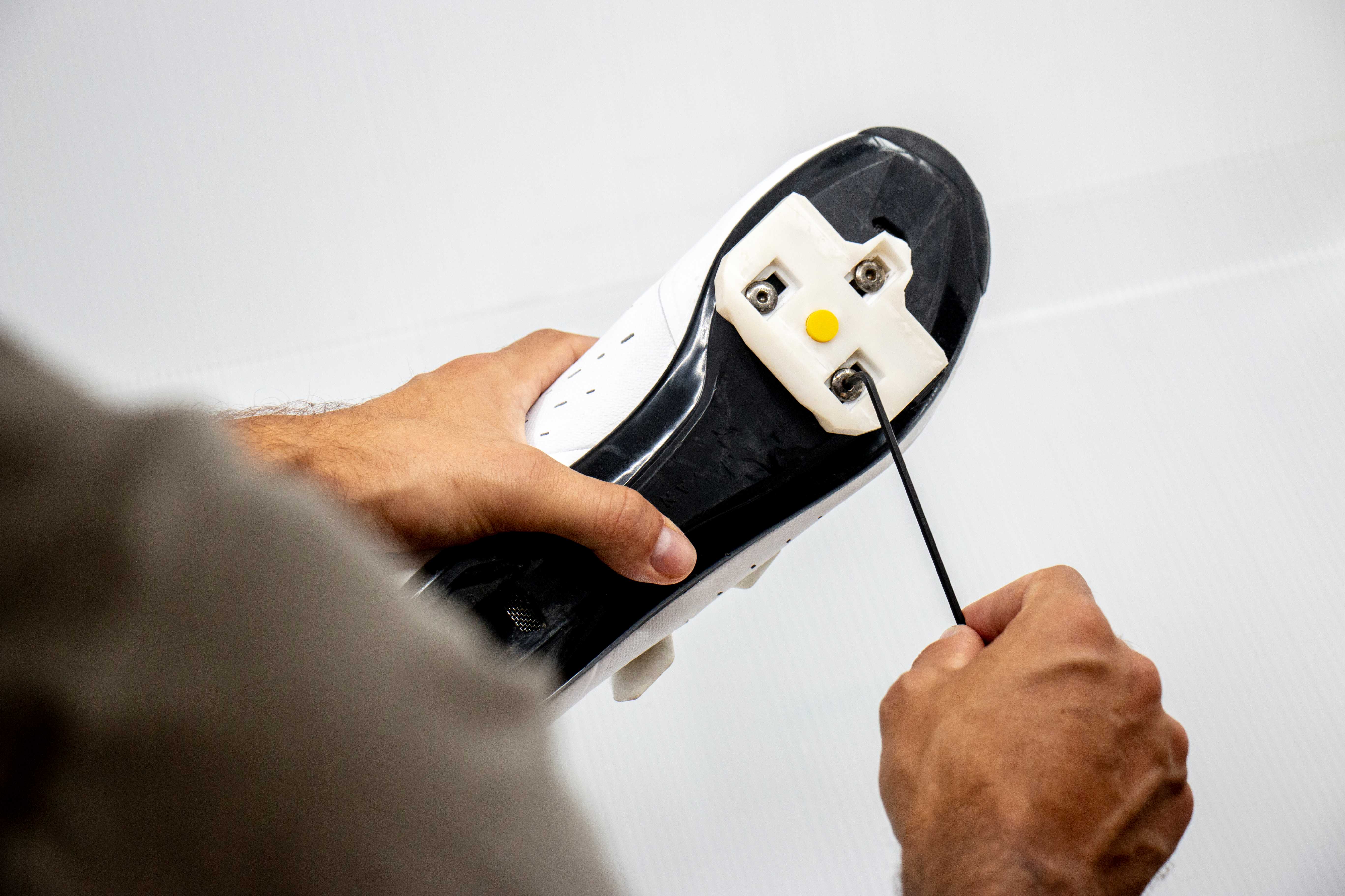 Cycling shoe with integrated power meter